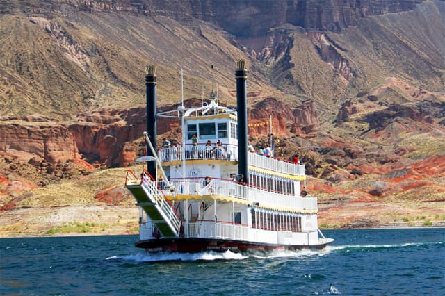 desert-princess-in-front-of-paint-pots_lake-mead-cruises_1000x667.jpg