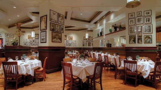 new-york-new-york-dining-gallaghers-dining-room-seating.jpg