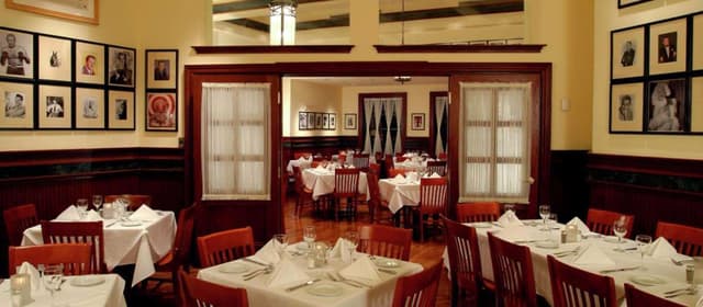 new-york-new-york-gallaghers-restaurant-interior.jpg