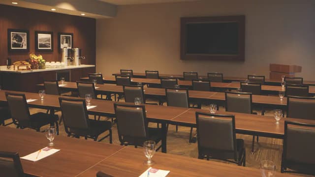 Hyatt-Place-Las-Vegas-Silverton-P024-Meeting-Room-Classroom-Setup.jpg