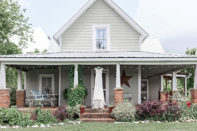 farmhouse-porch-and-gown-vof-jessica-by-holt-webb-B-1536x1023.jpg