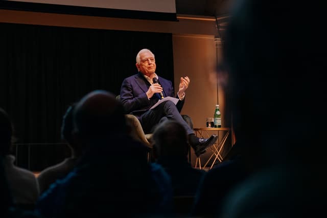 John Simpson | Leaders & Lunatics Tour  - 0