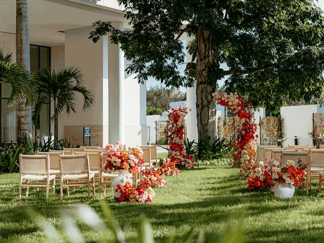 sls-playa-mujeres-marina-lawn-weddings-brochure-p5-3.jpg