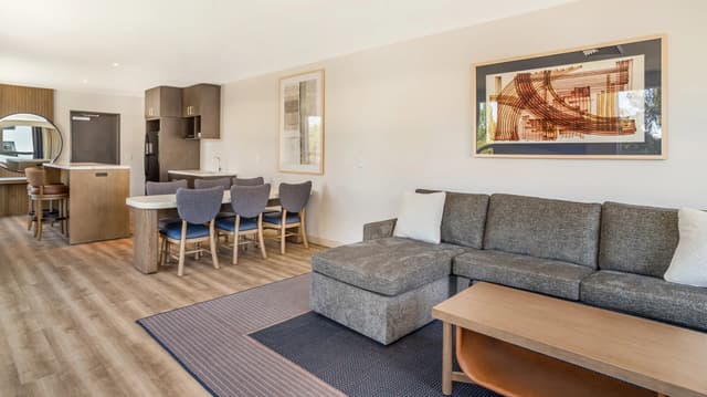 cambriatempleton-templetoneventvenues-quads-hospitalitysuite4-6896446f8eee6.jpg