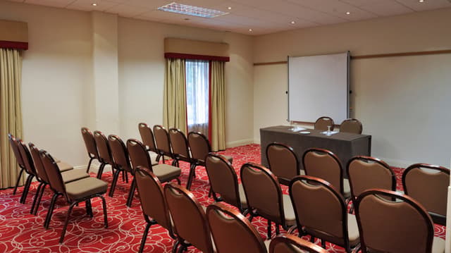 Plaza-1-Meeting-Set-Up-1366x768-fp_mb-fpoff_0_0.jpg