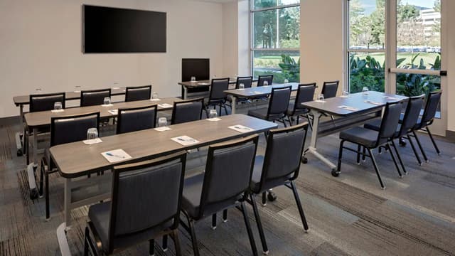 SNAXI-P0037-Meeting-Room-Setup.jpg