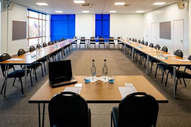 room-1-ushape-trainers-desk-scaled.jpg