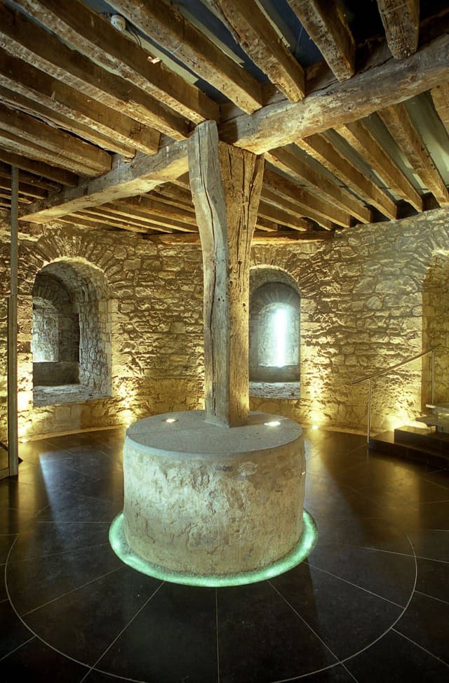 Medieval-Room-central-beam.jpg