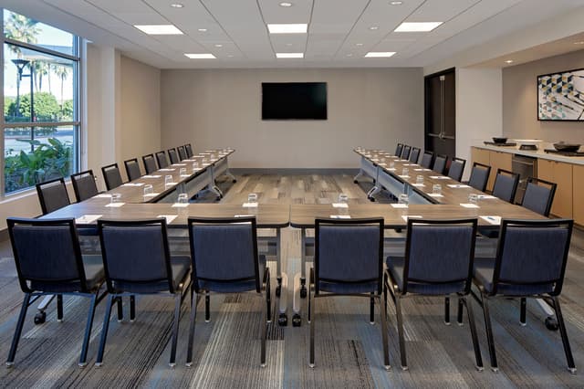SNAXI_P016_Meeting_Room.jpg