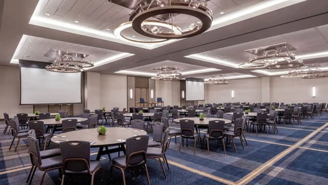 Hyatt-Regency-Portland-at-the-Oregon-Convention-Center-P007-Ballroom-Business-Round-Tables.jpg