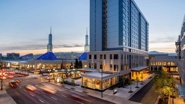 Hyatt-Regency-Portland-at-the-Oregon-Convention-Center-P020-Front-Drive-Exterior.jpg