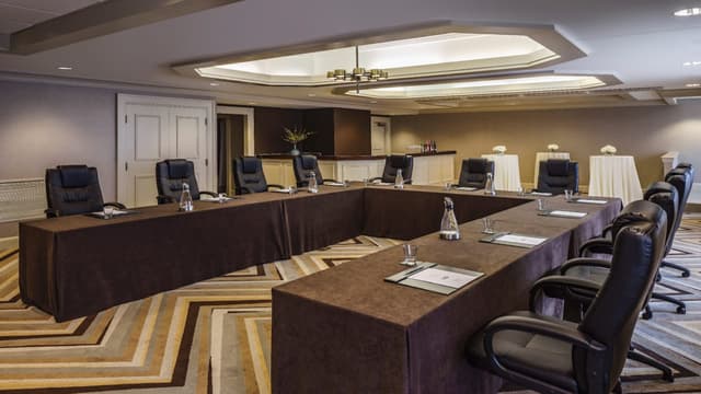 Hyatt-Regency-Jacksonville-Riverfront-P100-Hospitality-Suite-4104-Meeting-Room.jpg