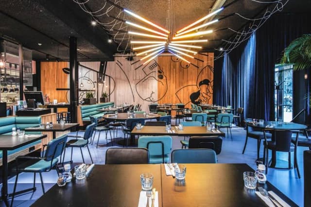 restaurant-neon-lights-amsterdam-city-eat-drink-image-gallery-900x600-1.jpg