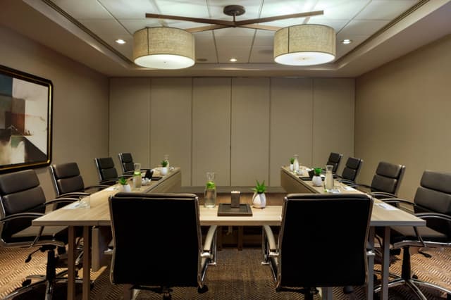 laxrr-cosmopolitan-meeting-1405-hor-clsc.jpg