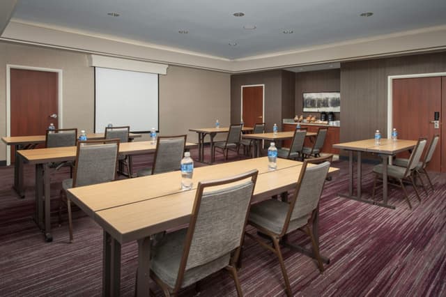 cy-daybc-meeting-room-33308_Classic-Hor.jpg