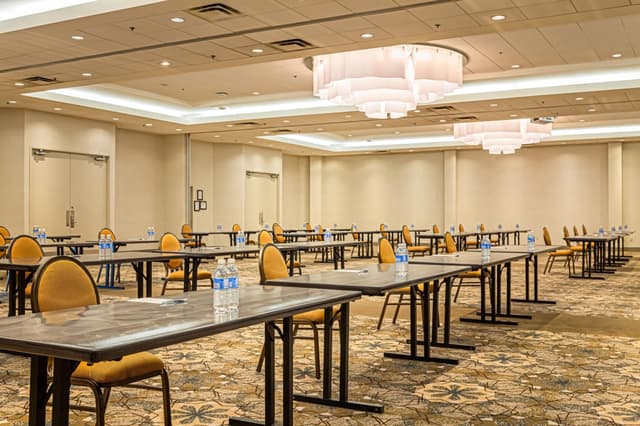 yvrsi-guildford-ballroom-1689-hor-clsc.jpg