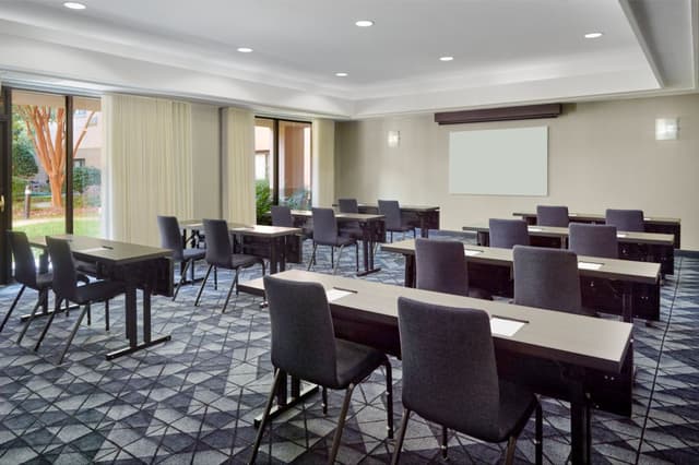 cy-atlph-meeting-room---clas-78459-47310_Classic-Hor.jpg