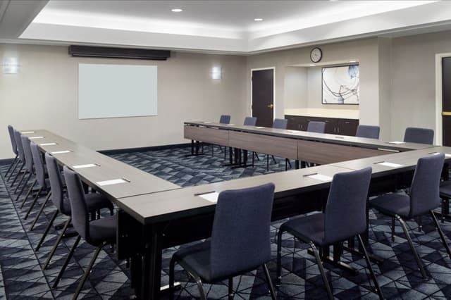 cy-atlph-meeting-room---u-sh-84383-77906_Classic-Hor.jpg