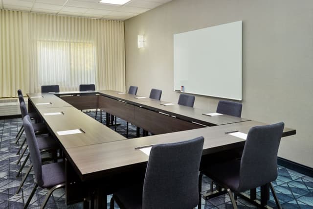 cy-atlph-meeting-room---holl-06148-07351_Classic-Hor.jpg