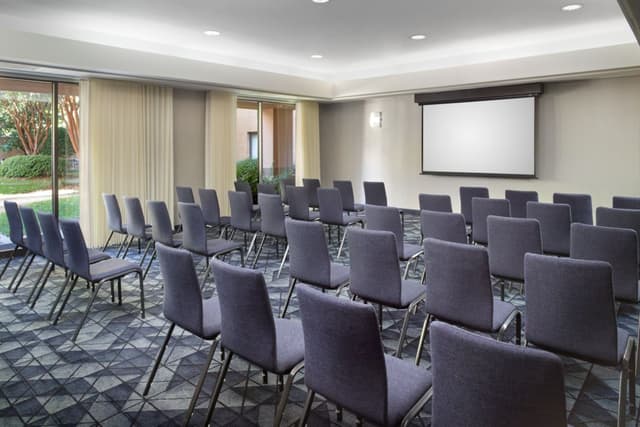 cy-atlph-meeting-room---thea-68598-05594_Classic-Hor.jpg