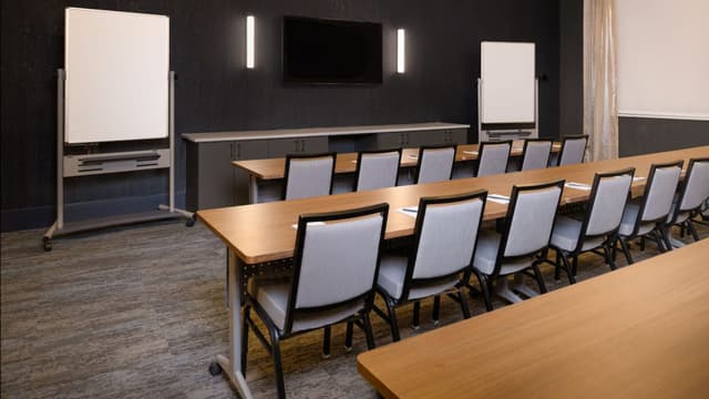 BNAZL-P0030-Meeting-Room-Classroom-Setup-Wide-View.jpg