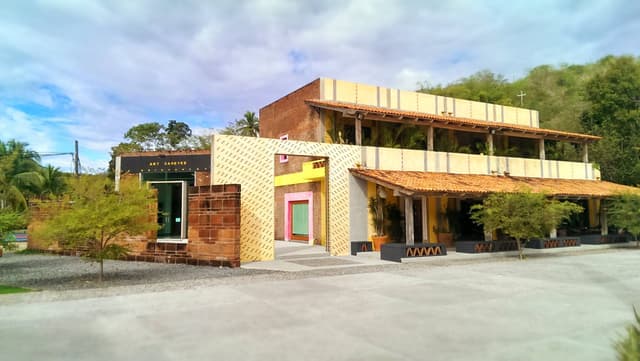 Entire Plaza de Los Caballeros del Sol