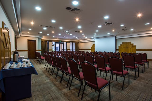 EV - Sala de Eventos - Sala Bahia - montagem auditoÌrio02 - Estanplaza Funchal-Faria Lima.jpg