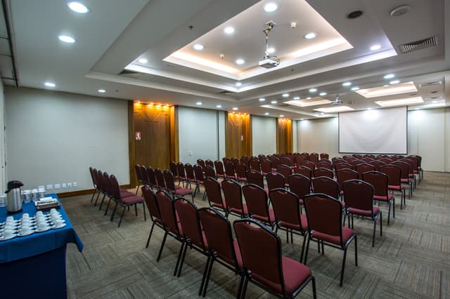 EV - Sala de Eventos - Sala Nordeste A - montagem auditoÌrio - Estanplaza Funchal-Faria Lima.jpg