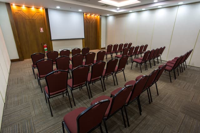 EV - Sala de Eventos - Sala Alagoas - montagem auditoÌrio01 - Estanplaza Funchal-Faria Lima.jpg