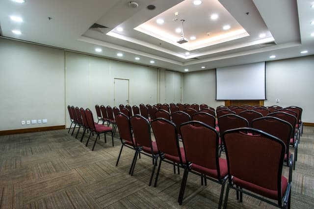 EV - Sala de Eventos - Sala Fernando de Noronha - montagem auditoÌrio01 - Estanplaza Funchal-Faria Lima.jpg