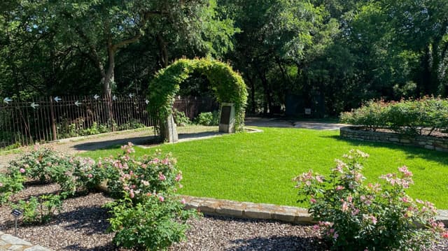 Mabel Davis Rose Garden – Memorial Arch
