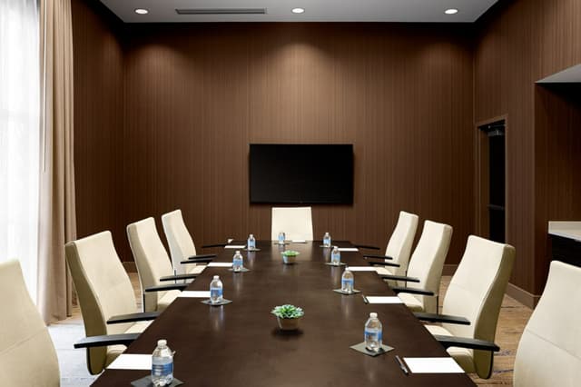 cy-dalwd-boardroom-meeting-15031_Classic-Hor.jpg