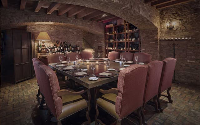 wine-celler-with-dinner-table-and-chairs-5b4659584987f.jpg