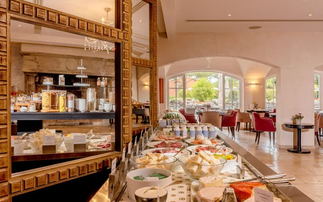 Buffet-breakfast-at-Hotel-Byblos-Saint-Tropez-1600x1000.jpg