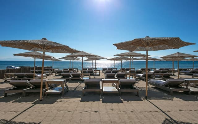 Byblos-Beach-La-Plage-Hotel-Byblos-Saint-Tropez-1600x1000.jpg