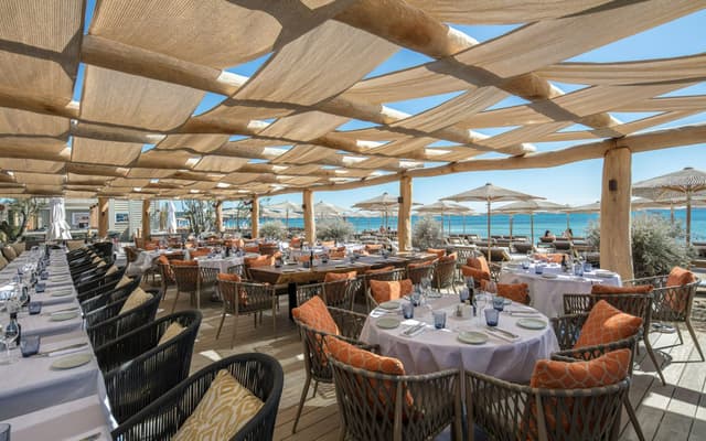 Byblos-Beach-Le-Restaurant-Hotel-Byblos-Saint-Tropez-5-1600x1000.jpg