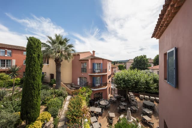 hotel Byblos Saint-Tropez - les jardins.jpg