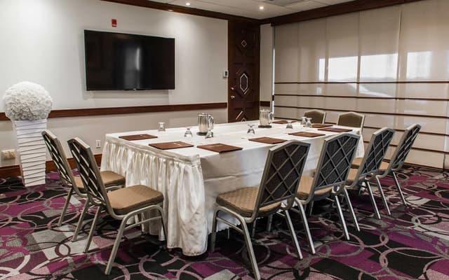 Le-Crystal-Conference-Room-3.jpg