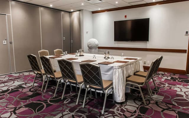 Le-Crystal-Conference-Room-2.jpg
