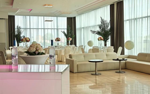 Le-Crystal-Lounge-3.jpg