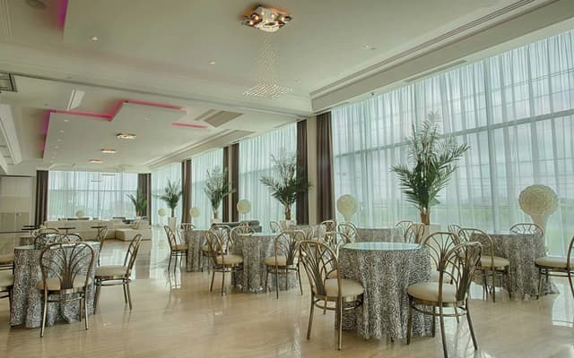 Le-Crystal-Lounge-8.jpg