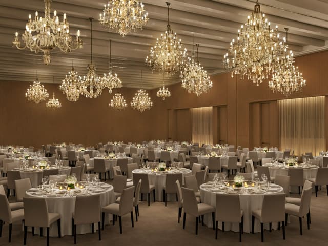 The-Singapore-EDITION_Ballroom-Wedding-Rounds-scaled.jpg