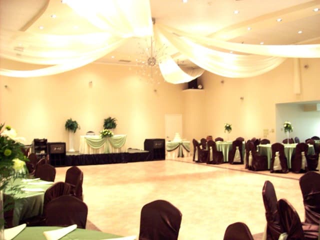 large-stage-for-head-table-at-houston-event.jpg