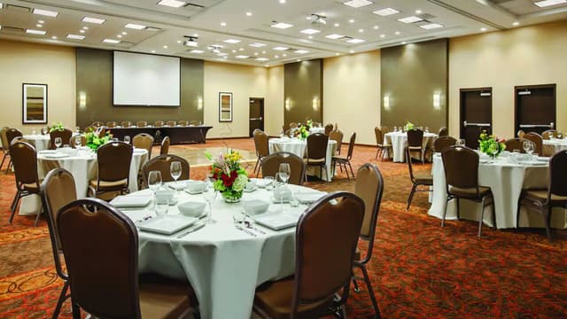 RDUZH-P003-Meeting-Room-Banquet.jpg
