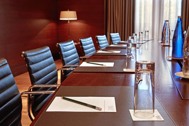 klxwi-strategy-board-room-8405-hor-clsc.jpg