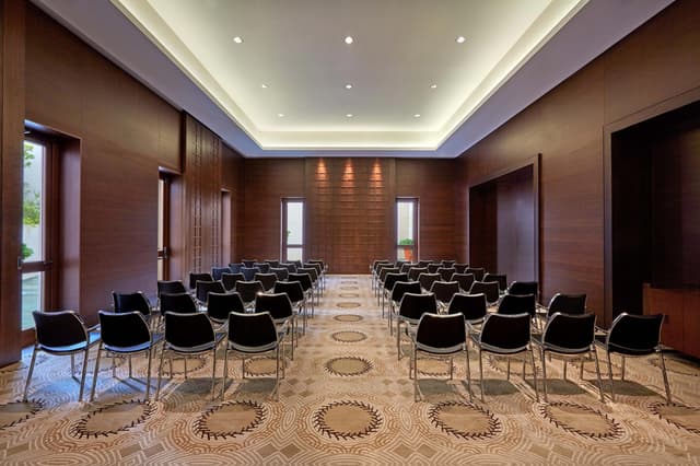 klxwi-character-meeting-room-8390-hor-clsc.jpg