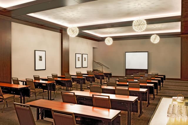 pwmwi-meeting-room-8185-hor-clsc.jpg