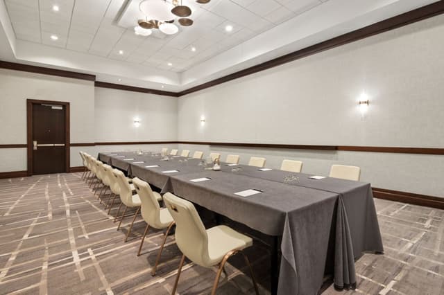 wi-mspwi-cahill-conference-room--36949_Classic-Hor.jpg
