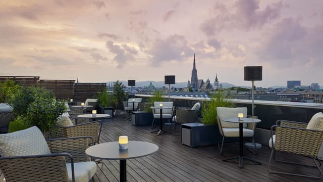 vierz-rooftop-bar-50728412_Wide-Hor.jpg