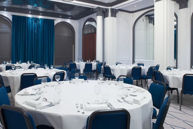 mc-paroa-paroa-vendome-dinner-2-58564_Classic-Hor.jpg